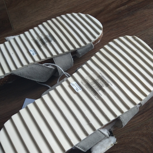 American Eagle Fuzzy Sandals - Picture 3 of 4